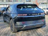 Skats no kreisās puses aizmugurē