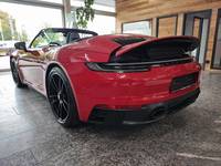 Skats no kreisās puses aizmugurē