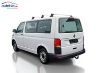 Skats no kreisās puses aizmugurē