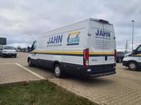 Vaade tagant vasakult