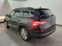 Skats no kreisās puses aizmugurē