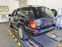 Skats no kreisās puses aizmugurē