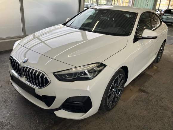 Skats no kreisās puses priekšā