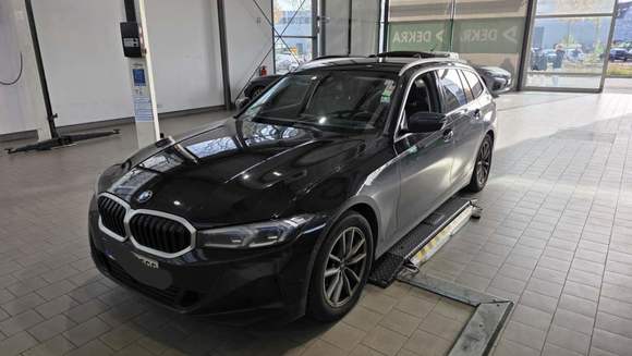 Skats no kreisās puses priekšā