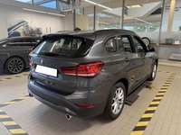 Skats no labās puses aizmugurē