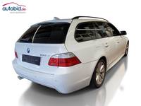 Skats no labās puses aizmugurē