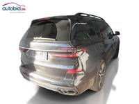 Skats no labās puses aizmugurē