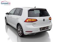 Skats no kreisās puses aizmugurē