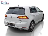 Skats no labās puses aizmugurē