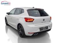 Skats no kreisās puses aizmugurē