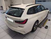 Skats no labās puses aizmugurē