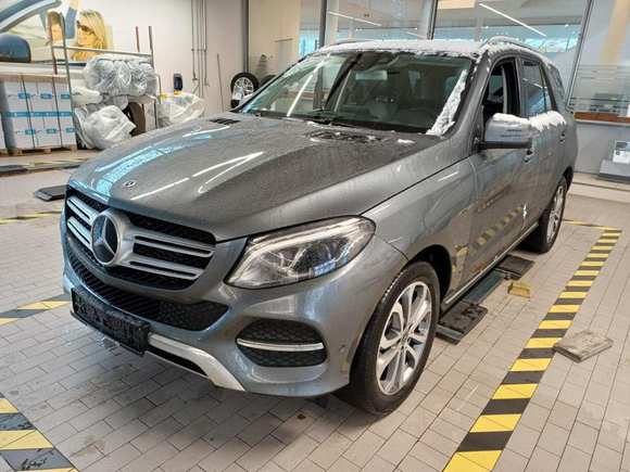 Skats no kreisās puses priekšā