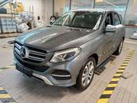 Skats no kreisās puses priekšā