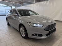 Skats no labās puses priekšā