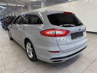 Skats no kreisās puses aizmugurē