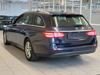 Skats no kreisās puses aizmugurē