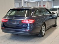 Skats no labās puses aizmugurē