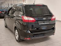 Skats no kreisās puses aizmugurē