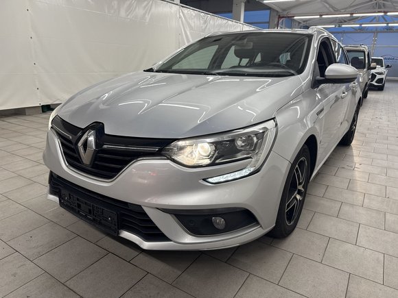 Skats no kreisās puses priekšā