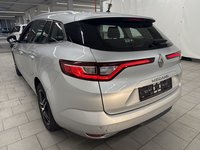 Skats no kreisās puses aizmugurē