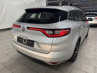 Skats no labās puses aizmugurē