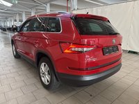 Skats no kreisās puses aizmugurē