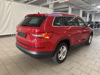 Skats no labās puses aizmugurē