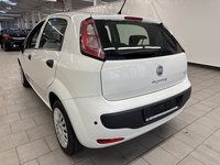 Skats no kreisās puses aizmugurē