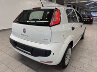 Skats no labās puses aizmugurē