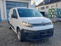 Skats no labās puses priekšā