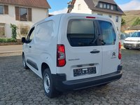 Skats no kreisās puses aizmugurē