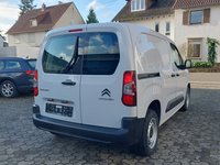 Skats no labās puses aizmugurē