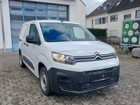 Skats no labās puses priekšā