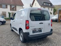 Skats no kreisās puses aizmugurē