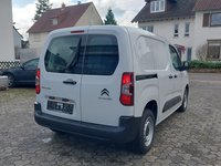 Skats no labās puses aizmugurē