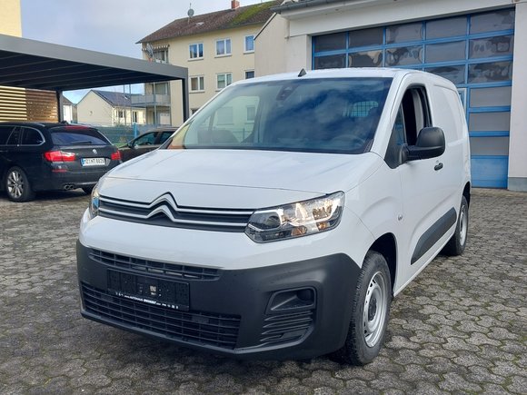 Skats no kreisās puses priekšā