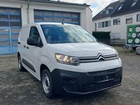 Skats no labās puses priekšā