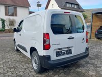 Skats no kreisās puses aizmugurē