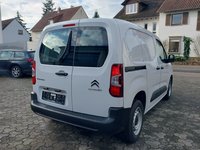 Skats no labās puses aizmugurē