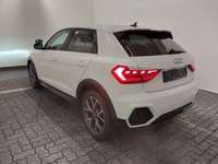 Pogled od pozadi levo