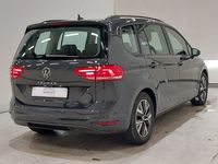 Skats no labās puses aizmugurē