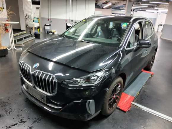 Skats no kreisās puses priekšā