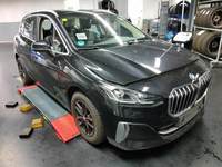 Skats no labās puses priekšā