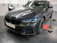 Skats no kreisās puses priekšā