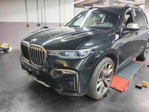 Skats no kreisās puses priekšā