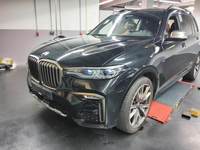 Skats no kreisās puses priekšā