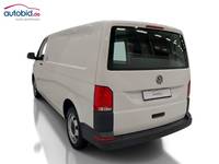 Skats no kreisās puses aizmugurē