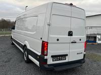 Skats no kreisās puses aizmugurē