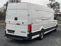 Skats no labās puses aizmugurē