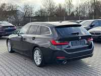 Skats no kreisās puses aizmugurē